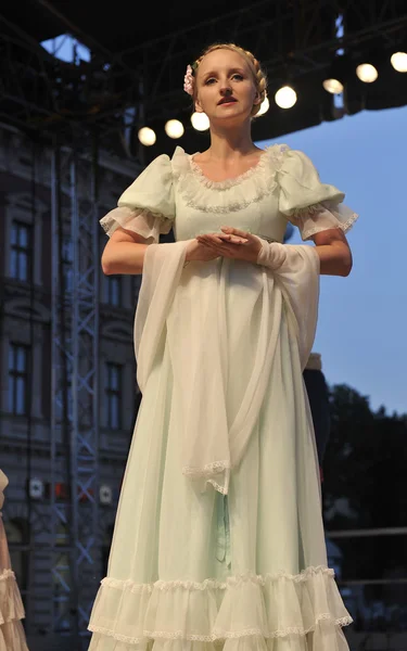 Members of the ensemble song and dance Warsaw School of Economics in in old style costumes — Stock Photo, Image