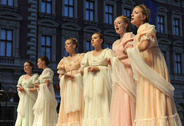 Membres de l'ensemble de chant et de danse École d'économie de Varsovie en costumes anciens — Photo