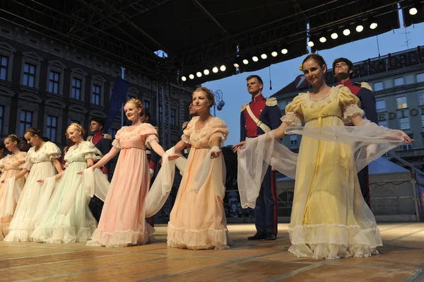 Members of the ensemble song and dance Warsaw School of Economics in in old style costumes — Stock Photo, Image