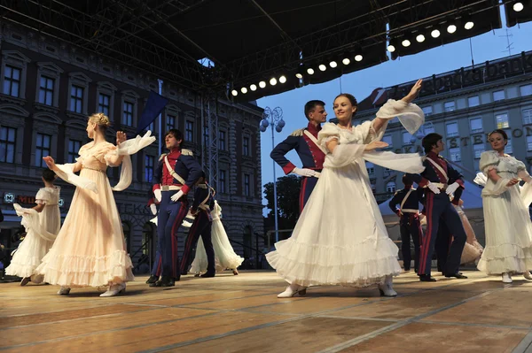 Membres de l'ensemble de chant et de danse École d'économie de Varsovie en costumes anciens — Photo