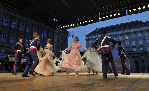 Membres de l'ensemble de chant et de danse École d'économie de Varsovie en costumes anciens — Photo