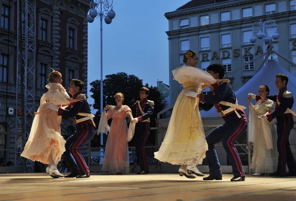 Membres de l'ensemble de chant et de danse École d'économie de Varsovie en costumes anciens — Photo