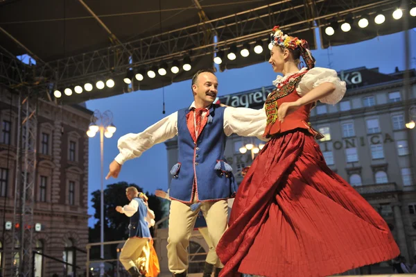 Medlemmar i ensemble sång och dans Warszawa Handelshögskolan i polska folkdräkt — Stockfoto