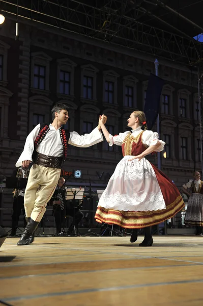 Miembros del conjunto canción y danza Escuela de Economía de Varsovia en traje nacional polaco —  Fotos de Stock