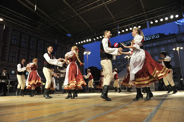 Medlemmar i ensemble sång och dans Warszawa Handelshögskolan i polska folkdräkt — Stockfoto