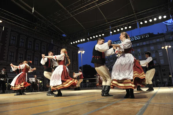Μέλη της Σχολής Βαρσοβία τραγούδι και το χορό ensemble της οικονομίας στη πολωνική εθνική ενδυμασία — Φωτογραφία Αρχείου