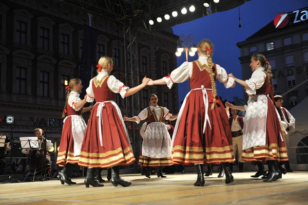 合奏的经济学中的歌曲和舞蹈华沙学校的成员波兰民族服装 — 图库照片