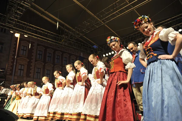 Tagjai az együttes ének és tánc varsói közgazdasági Egyetem lengyel nemzeti jelmez — Stock Fotó