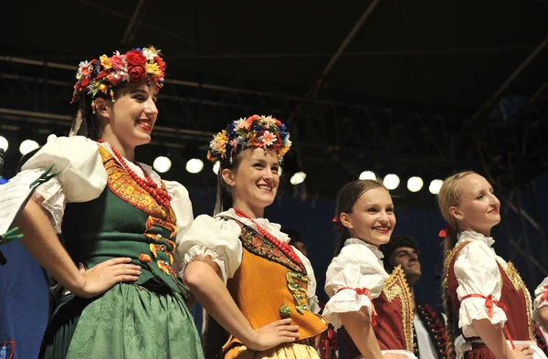 Membros do conjunto de música e dança Escola de Economia de Varsóvia em traje nacional polonês — Fotografia de Stock