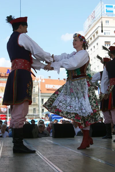 Medlemmar i ensemble sång och dans Warszawa Handelshögskolan i polska folkdräkt — Stockfoto