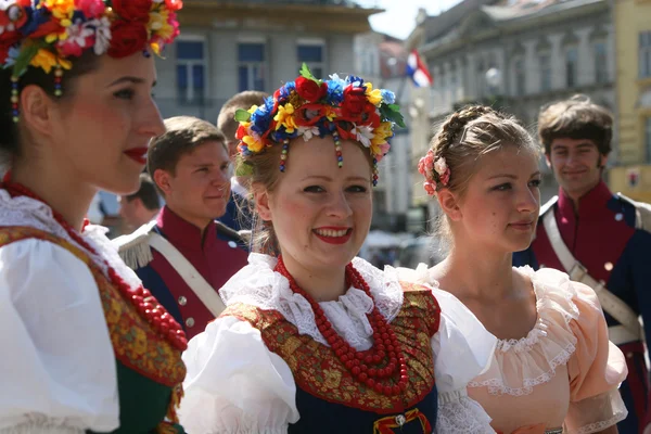 Membros do conjunto de música e dança Escola de Economia de Varsóvia em traje nacional polonês — Fotografia de Stock