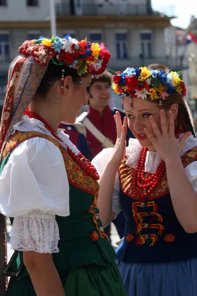 Membres de l'ensemble chant et danse École d'économie de Varsovie en costume national polonais — Photo
