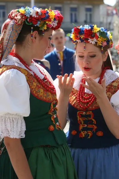 Miembros del conjunto canción y danza Escuela de Economía de Varsovia en traje nacional polaco —  Fotos de Stock
