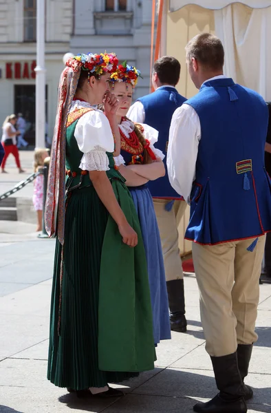 Members of the ensemble song and dance Warsaw School of Economics in Polish national costume — Stock Photo, Image