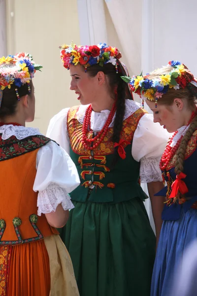 Miembros del conjunto canción y danza Escuela de Economía de Varsovia en traje nacional polaco —  Fotos de Stock