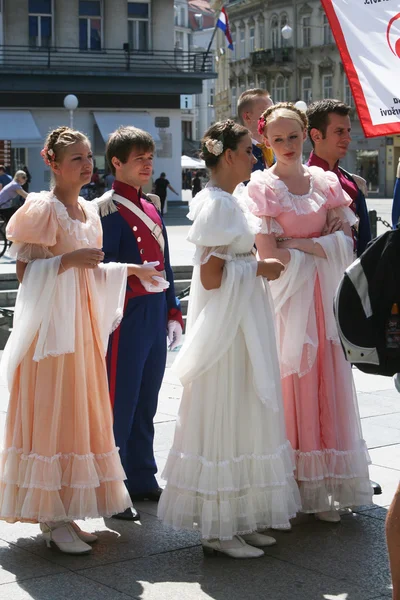 Członkowie zespołu pieśni i tańca szkoła ekonomii w w starym stylu kostiumy — Zdjęcie stockowe