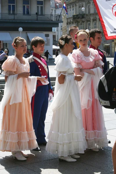 Members of the ensemble song and dance Warsaw School of Economics in in old style costumes — Stock Photo, Image