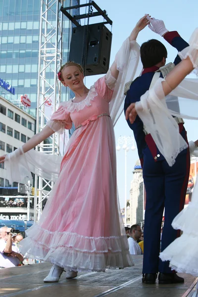 Membri dell'ensemble cantano e ballano Warsaw School of Economics in costumi old style — Foto Stock