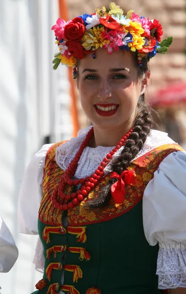 Medlemmar i ensemble sång och dans Warszawa Handelshögskolan i polska folkdräkt — Stockfoto