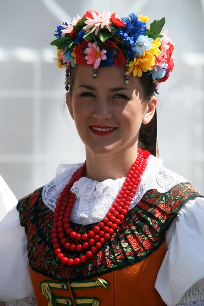 Medlemmar i ensemble sång och dans Warszawa Handelshögskolan i polska folkdräkt — Stockfoto