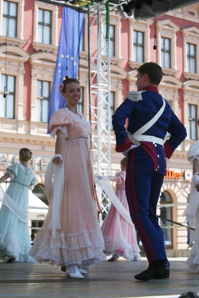 Members of the ensemble song and dance Warsaw School of Economics in in old style costumes — Stock Photo, Image