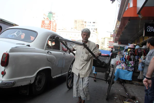 El hombre de Rickshaw espera a los clientes en las calles, Kolkata, India —  Fotos de Stock