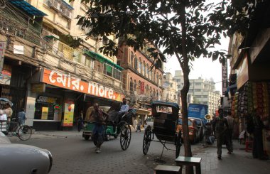 Rickshaw man müşteri Kalküta, Hindistan caddelerinde çeker.