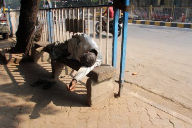 Kalküta, Hindistan patika üzerinde uyuyan evsiz insanlar