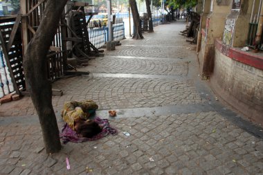 Kalküta, Hindistan patika üzerinde uyuyan evsiz insanlar