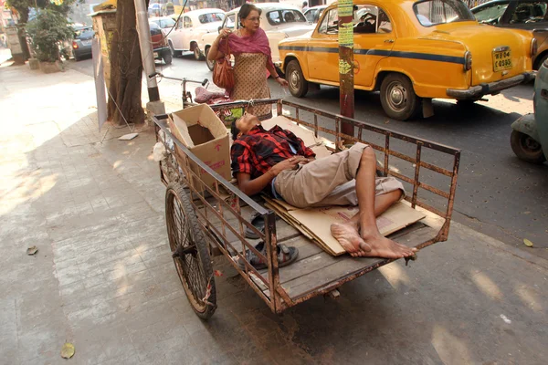 Personas sin hogar durmiendo en el sendero de Calcuta, India —  Fotos de Stock