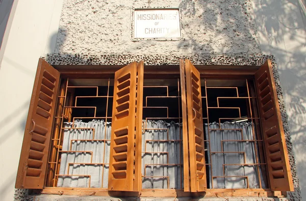 Окна Материнского Дома, где раньше жила Мать Тереза в Калькутте, Западная Бенгалия, Индия — стоковое фото