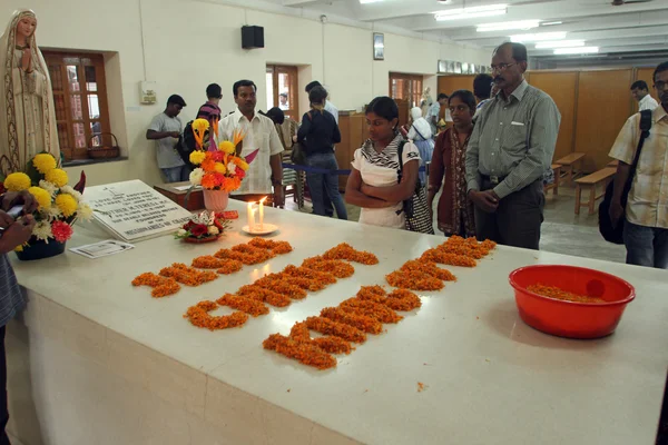 Pilgrims pray beside the tomb of Mother Teresa in Kolkata, West Bengal, India — Stock Photo, Image