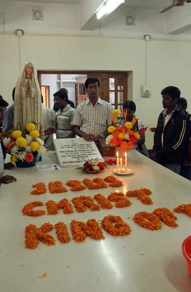 Pilgrims pray beside the tomb of Mother Teresa in Kolkata, West Bengal, India — Stock Photo, Image