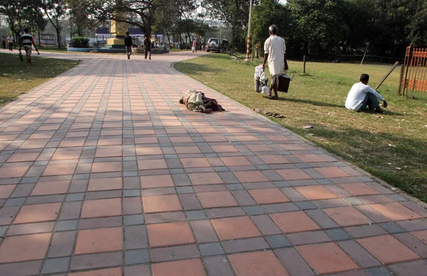 Pessoas sem-teto dormindo no caminho de Kolkata, Índia — Fotografia de Stock