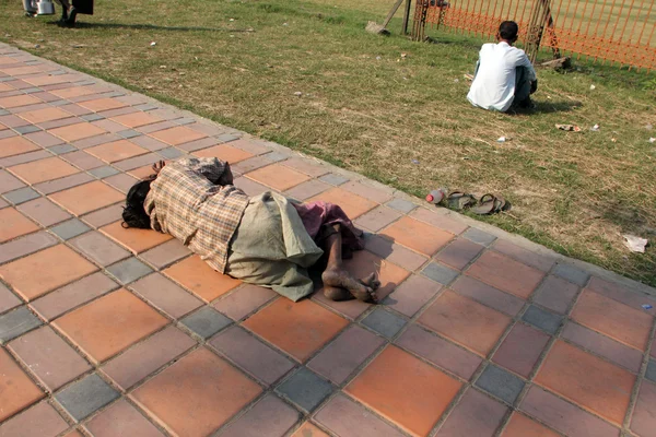 コルカタ、インドの歩道上で眠っているホームレスの人々 — ストック写真