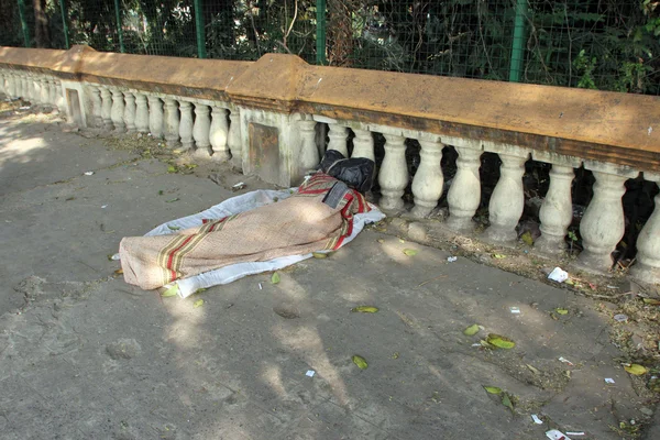 Hemlösa människor sover på stigen i kolkata, Indien — Stockfoto