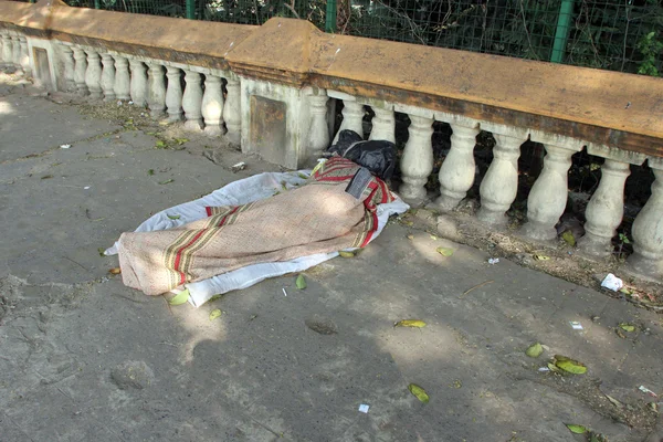 Pessoas sem-teto dormindo no caminho de Kolkata, Índia — Fotografia de Stock