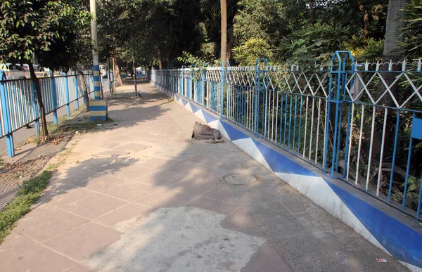 Pessoas sem-teto dormindo no caminho de Kolkata, Índia — Fotografia de Stock