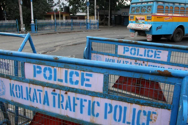 Barreras en la calle listas para ser utilizadas por la policía, Calcuta, India —  Fotos de Stock