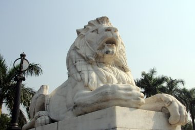 Victoria Memorial Gate, Kolkata, Hindistan 'daki Antik Aslan Heykeli