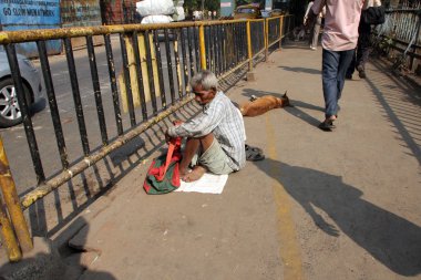 kolkata sokaklarında. sokaklarda yaşayan en dezavantajlı castes dilenciler binlerce vardır.
