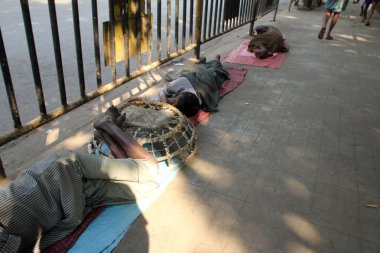 kolkata patika üzerinde uyuyan evsiz insanlar