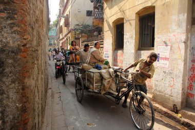 Kalküta, Hindistan yolda Rickshaw-çektirmenin taşıyan ürünler