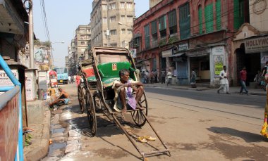 Rickshaw man müşteri, Kalküta, Hindistan için bekler