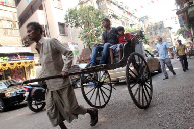 Rickshaw man müşteri Kalküta, Hindistan caddelerinde çeker.