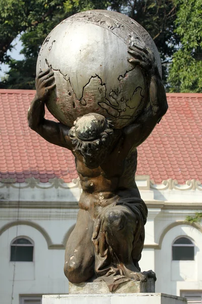 Staty av atlas i djurparken i kolkata, Indien — Stockfoto