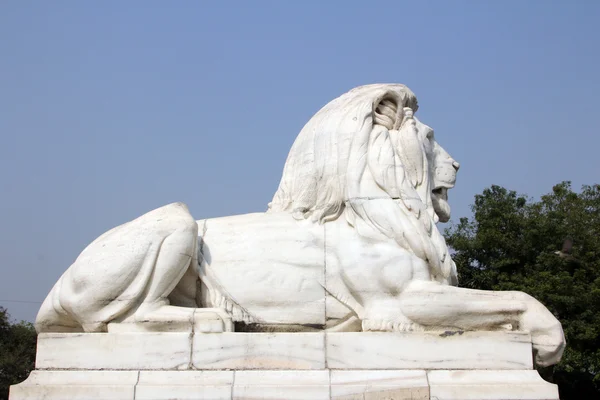 Starožitné Lev socha na victoria memorial brány, Kalkata, Indie — Stock fotografie