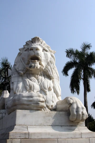 Antike Löwenstatue am Victoria-Gedächtnistor, Kolkata, Indien — Stockfoto