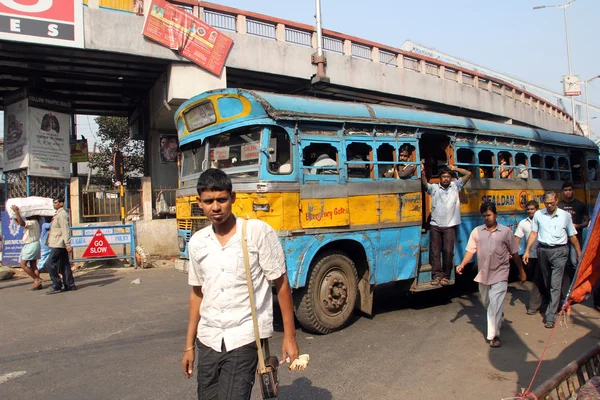 As pessoas em movimento vêm no ônibus colorido, Kolkata, Índia — Fotografia de Stock