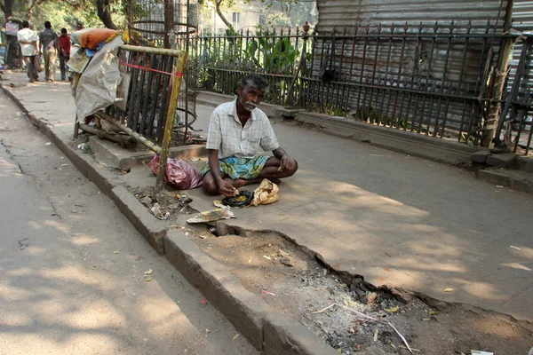 Streets of Kolkata. Thousands of beggars are the most disadvantaged castes living in the streets. — Stock Photo, Image